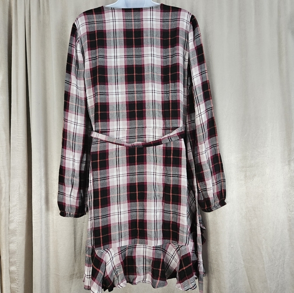 NWOT Express black white & red plaid wrap dress Womens Small - Picture 3 of 7